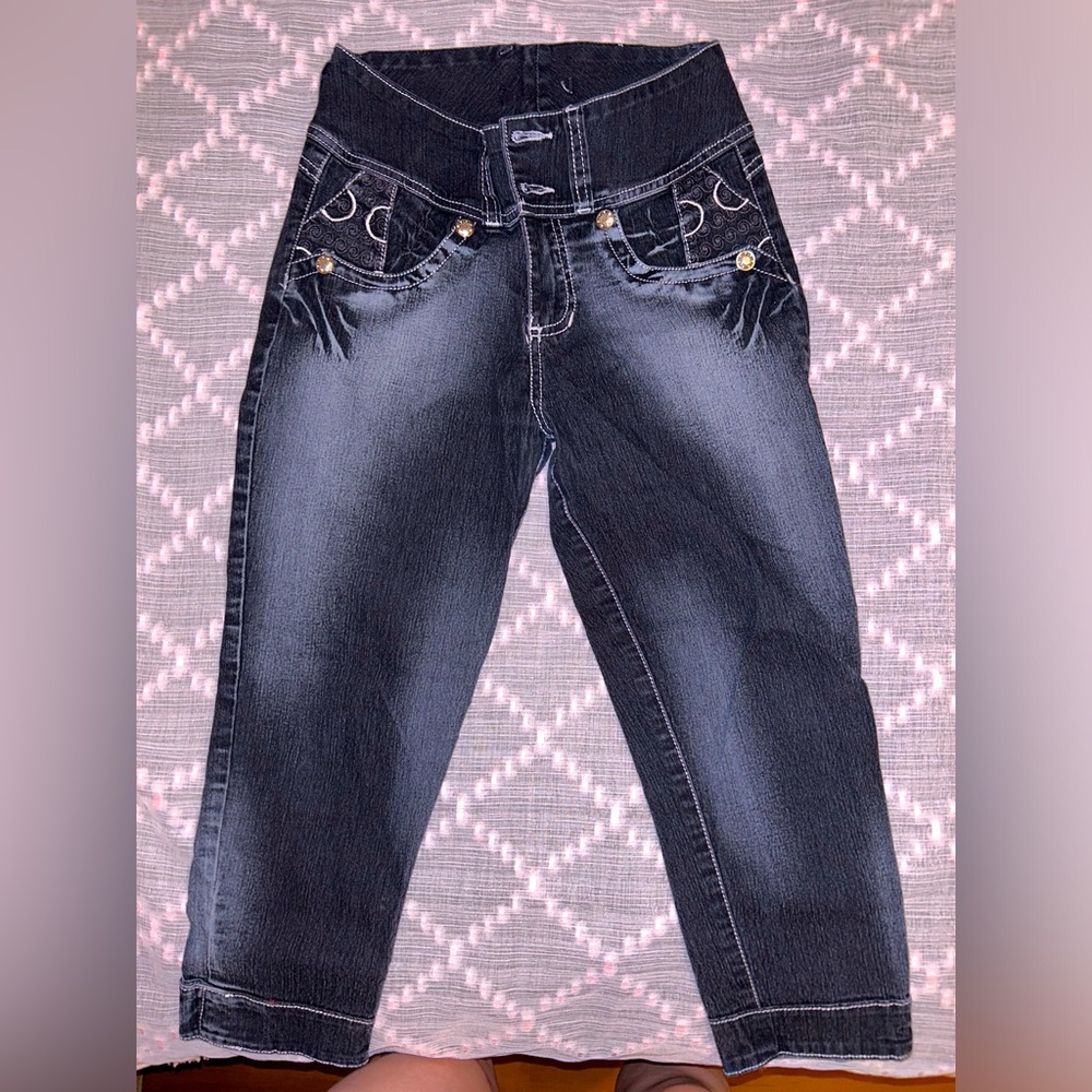 black wash denim capris